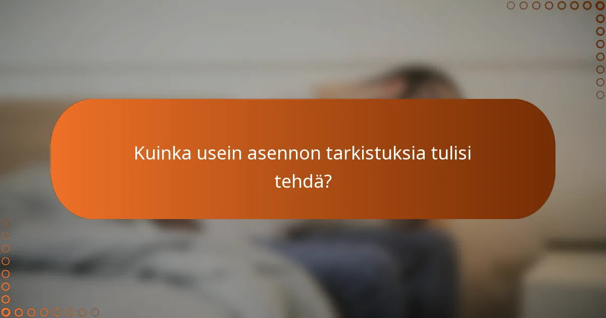 Kuinka usein asennon tarkistuksia tulisi tehdä?